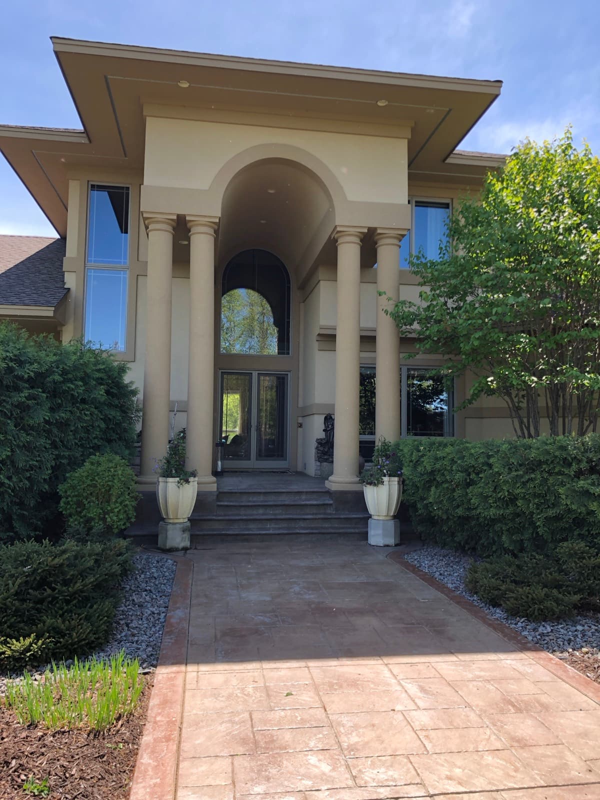 Modernist commercial building entry